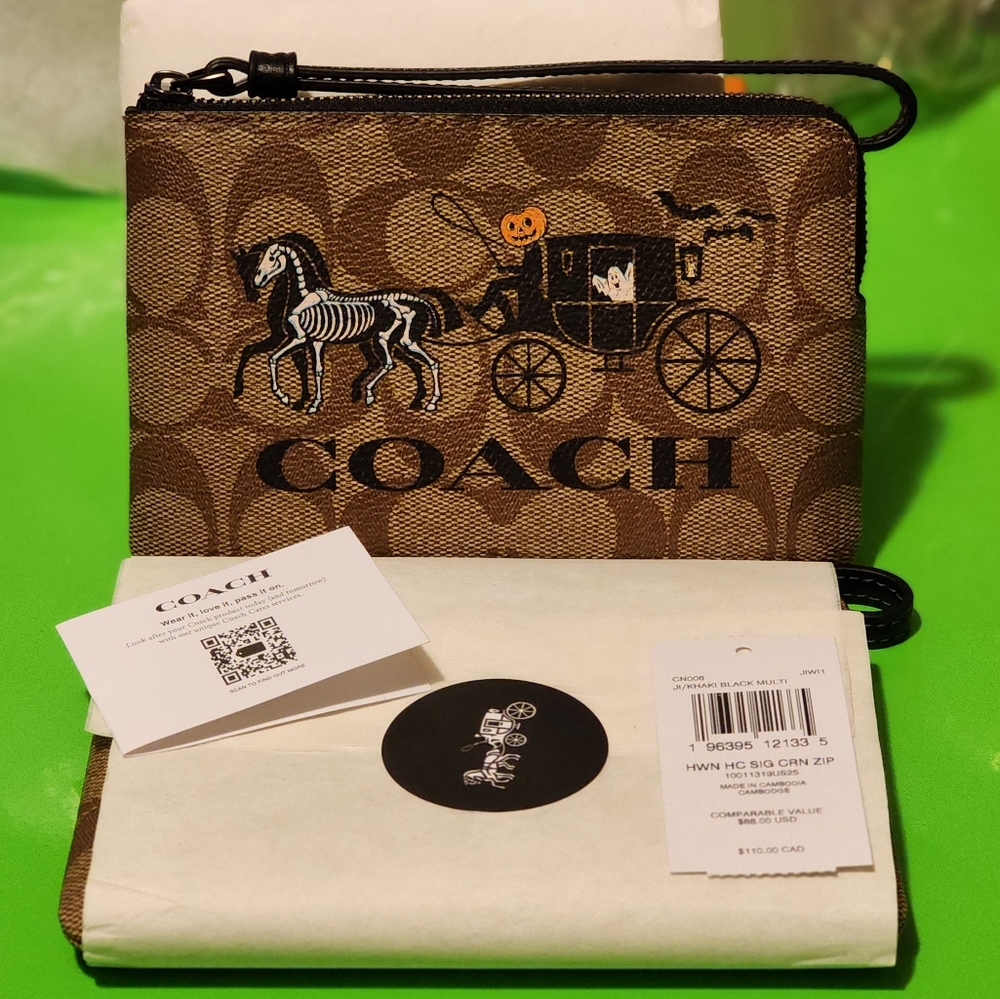 💀 NWT COACH Wristlet with Halloween Horse and Carriage 💀